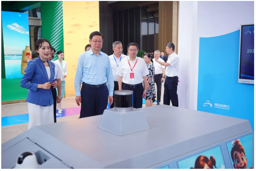 青島市委常委、副市長王波等領(lǐng)導(dǎo)嘉賓參觀文達通AI無人清掃車