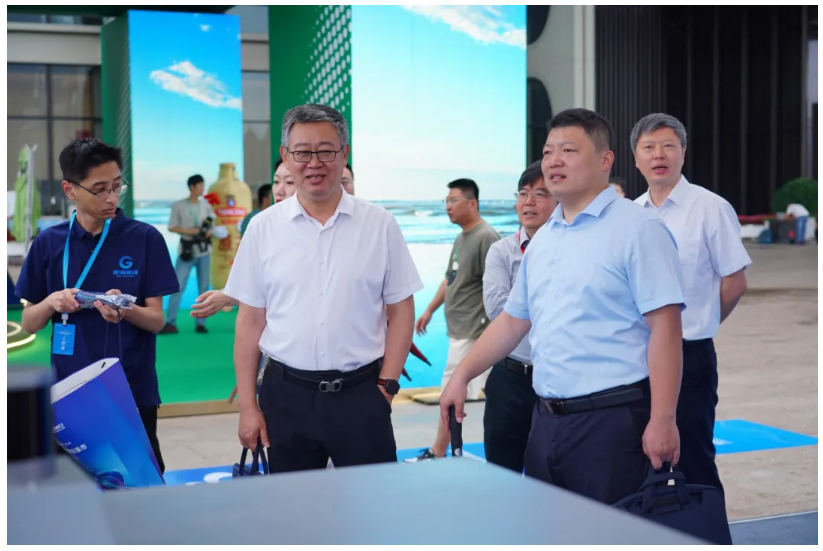 青島市委常委、副市長王波等領(lǐng)導(dǎo)嘉賓參觀文達通AI無人清掃車