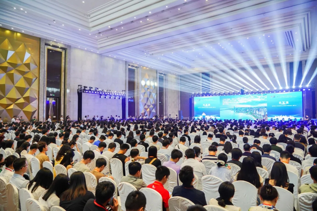 文達(dá)通AI無人清掃車亮相第十一屆“百所高校千名博士青島行”活動(dòng) 文達(dá)通AI無人清掃車亮相第十一屆“百所高校千名博士青島行”活動(dòng)