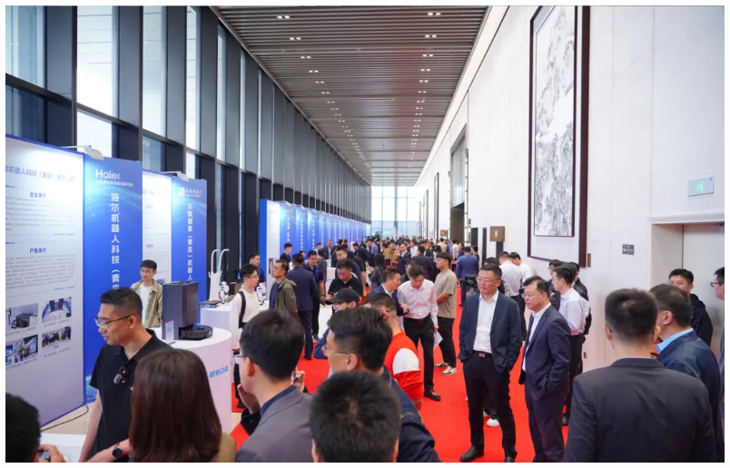 “機(jī)”聚新動能 “智”創(chuàng)新未來丨文達(dá)通無人清掃機(jī)器人亮相2025青島市具身智能機(jī)器人生態(tài)發(fā)展大會 “機(jī)”聚新動能 “智”創(chuàng)新未來丨文達(dá)通無人清掃機(jī)器人亮相2025青島市具身智能機(jī)器人生態(tài)發(fā)展大會